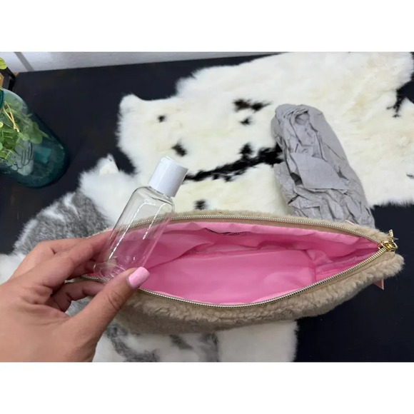 Juicy COUTURE Travel Cosmetic Bag Beige Sherpa Gold Makeup Bag New W/Tags Shiny - Picture 8 of 9